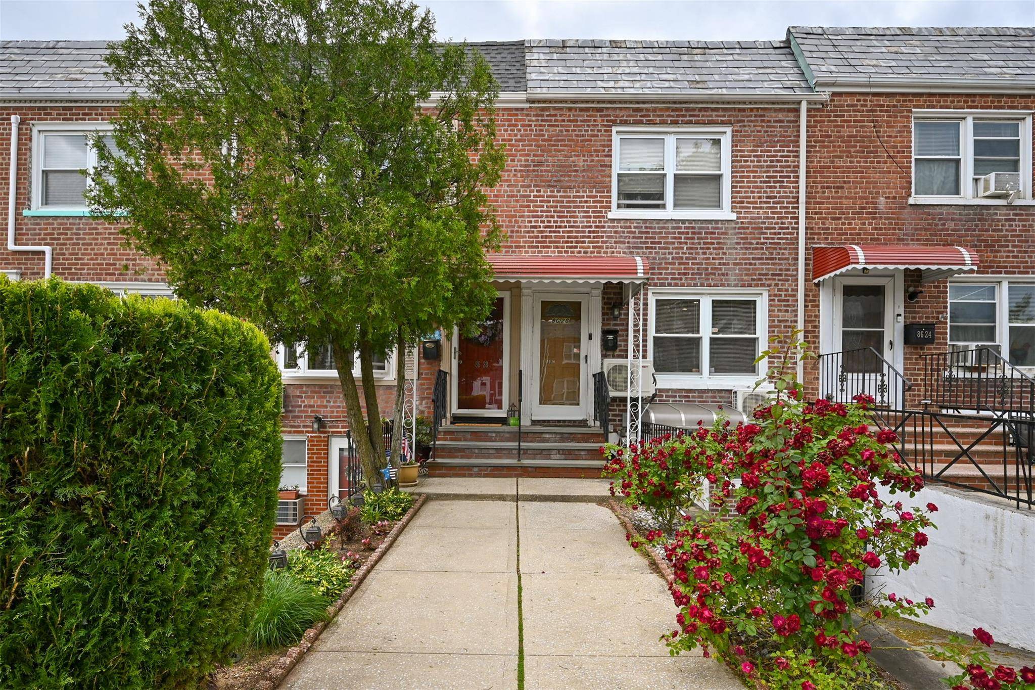 Floral Park, NY 11001,86-28 256 ST