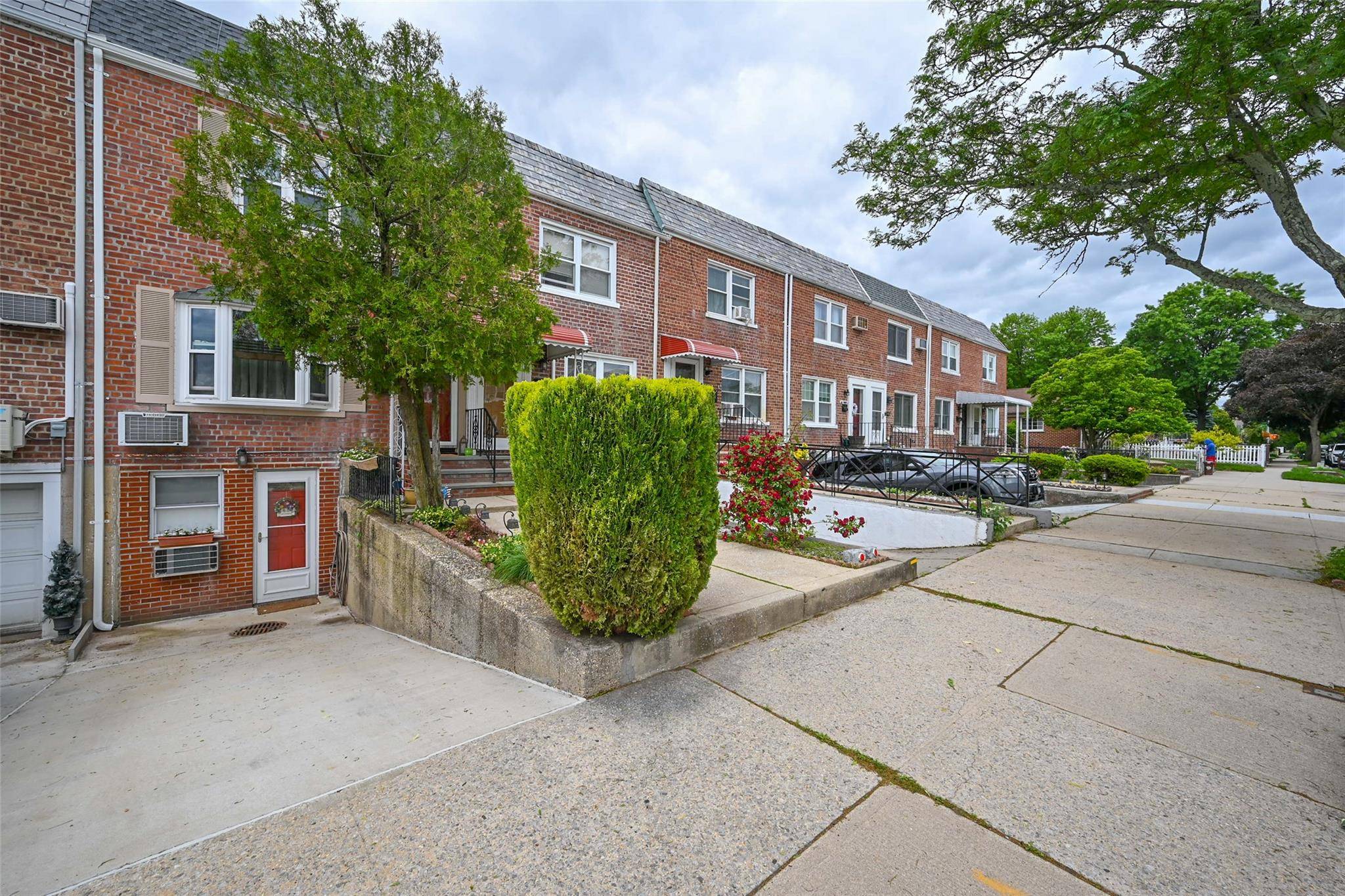 Floral Park, NY 11001,86-28 256 ST