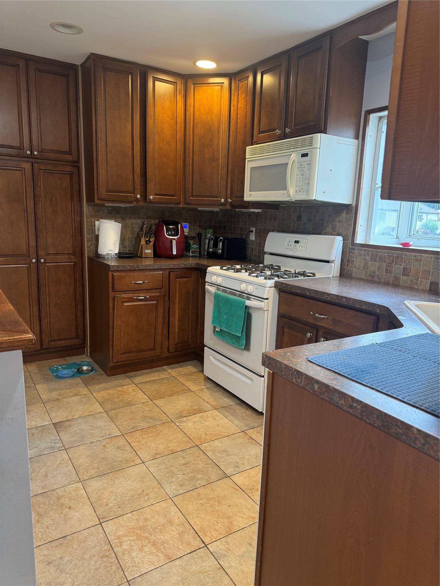 Plainview, NY 11803,39 charlotte place