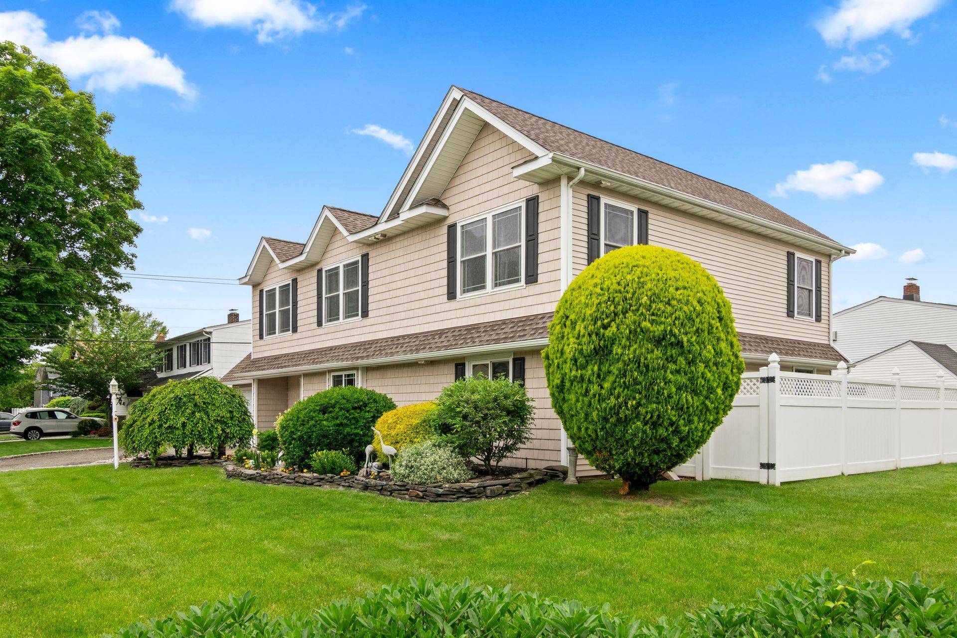 Hicksville, NY 11801,79 Beech LN