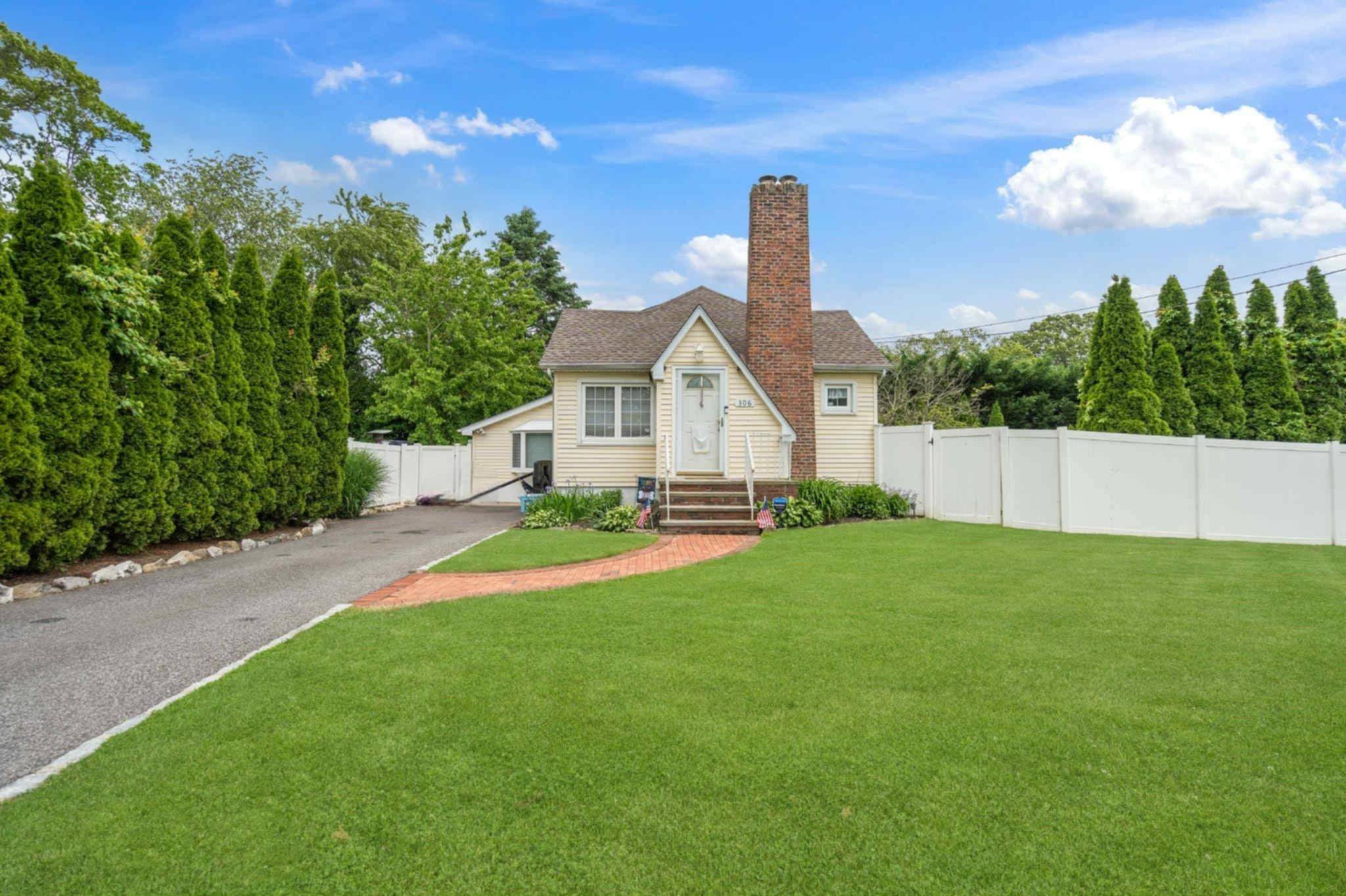 West Islip, NY 11795,306 Mccall AVE