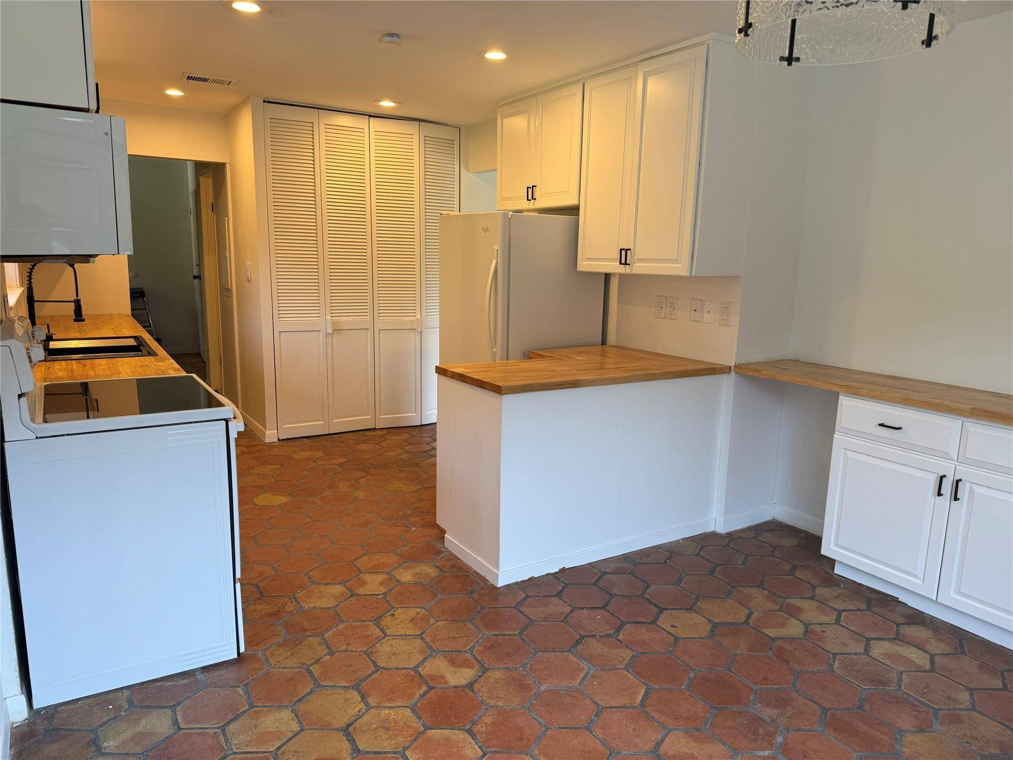 Roslyn, NY 11576,15 Oldfield RD #15
