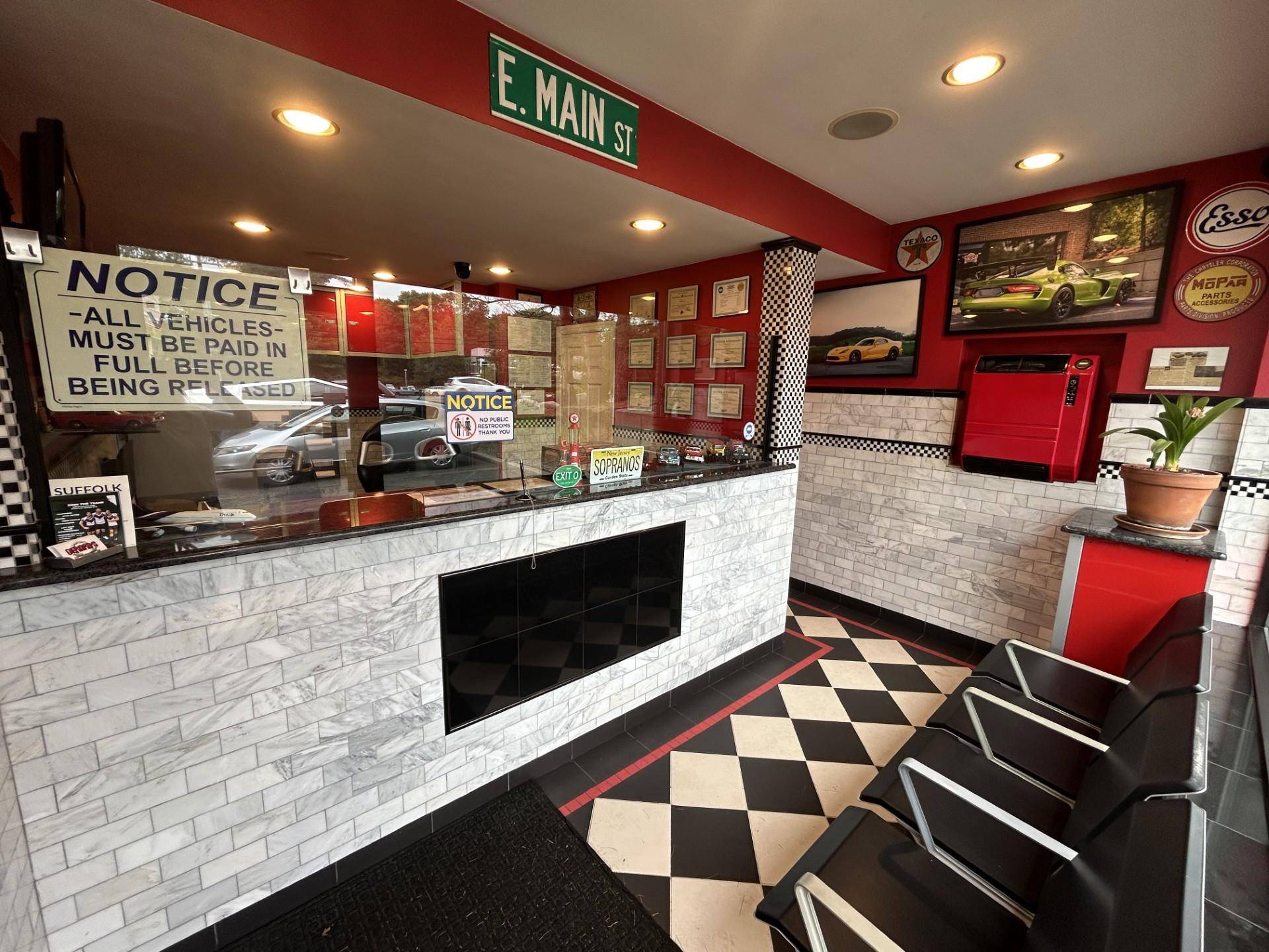 Smithtown, NY 11787,988 W Jericho TPKE