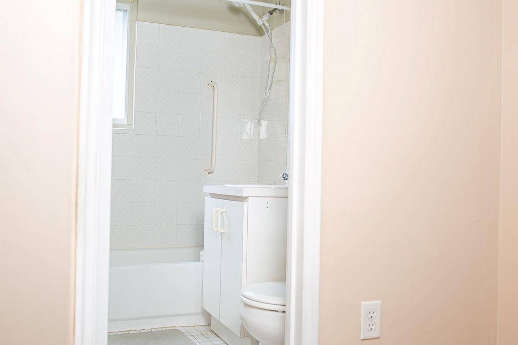 North Babylon, NY 11703,182 Edmunton Dr #D3