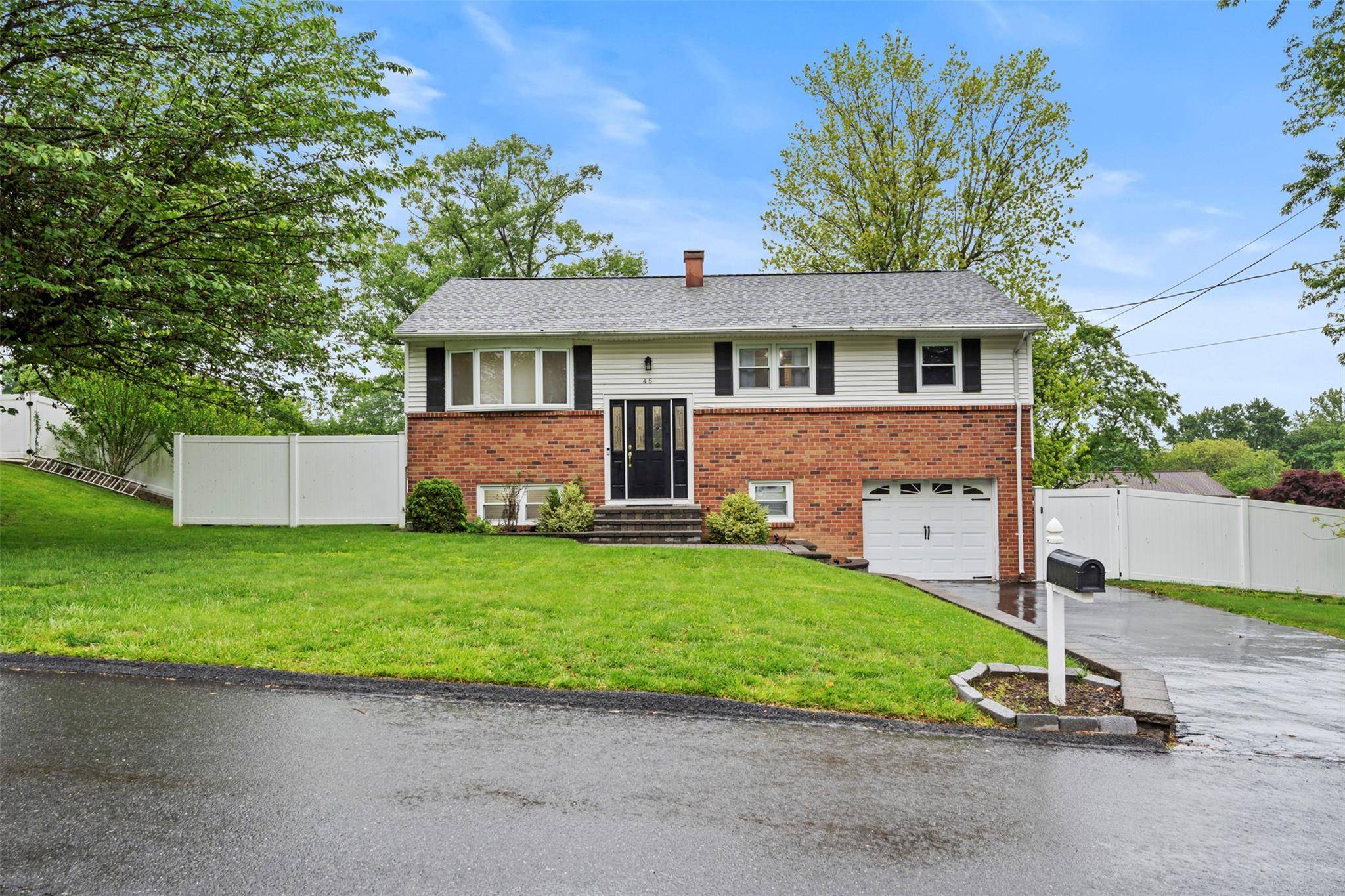 Stony Point, NY 10980,45 Maple DR