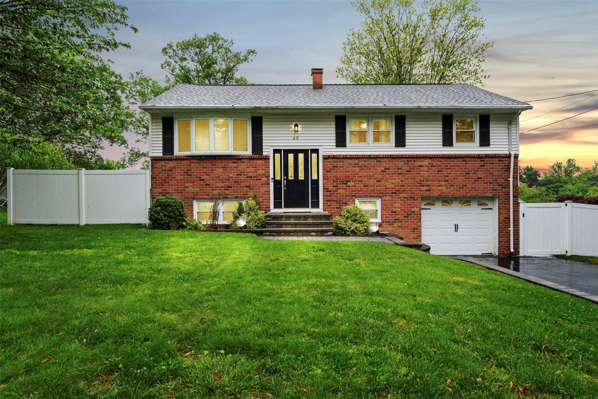 Stony Point, NY 10980,45 Maple DR