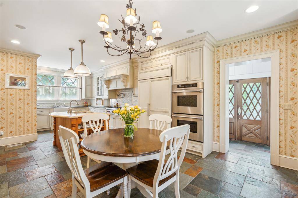 Roslyn Estates, NY 11576,17 The Intervale