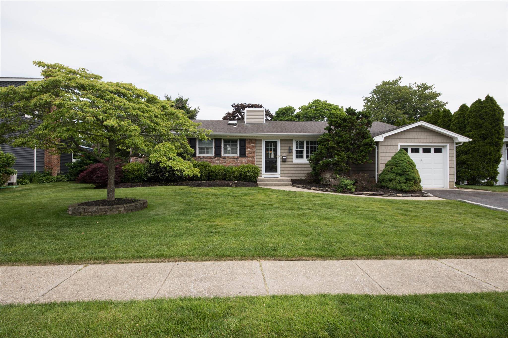 Sayville, NY 11782,51 Regina DR