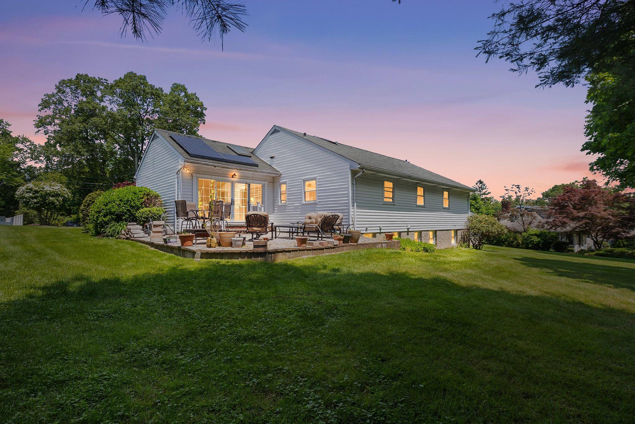 Valhalla, NY 10595,18 Halsey PL