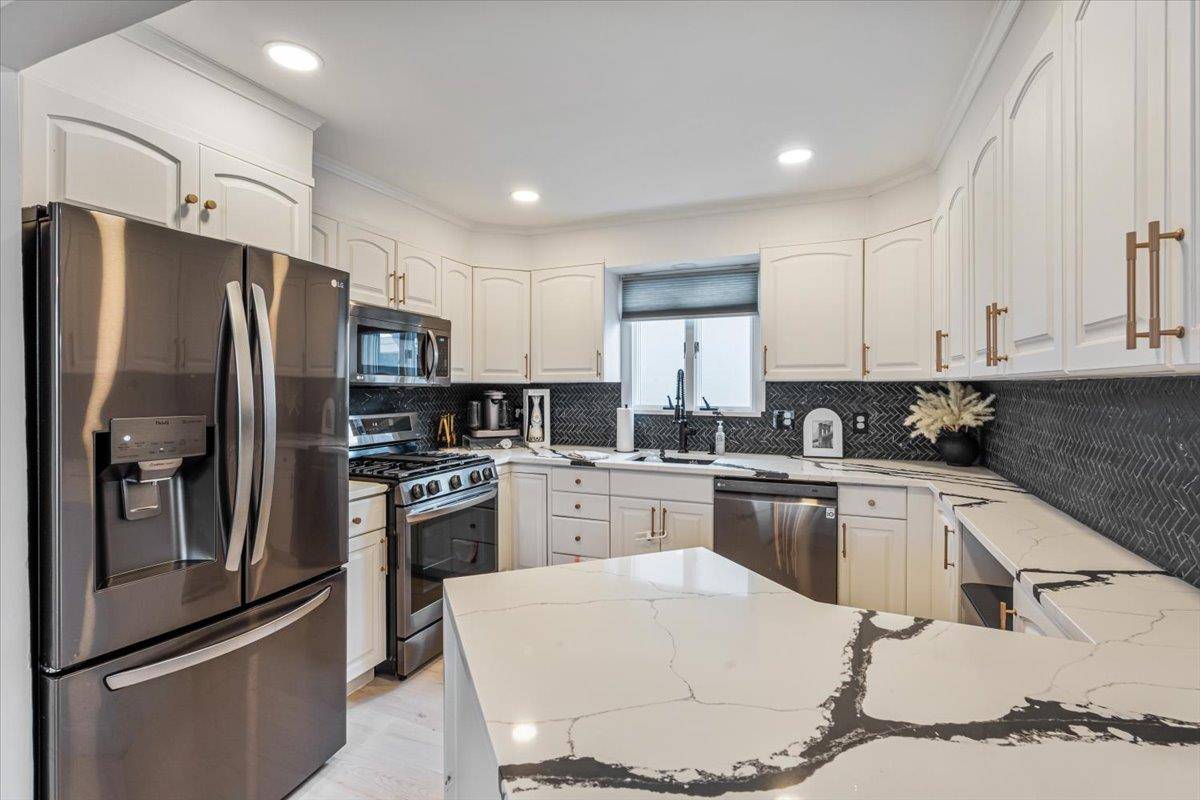 Howard Beach, NY 11414,16322 95th ST