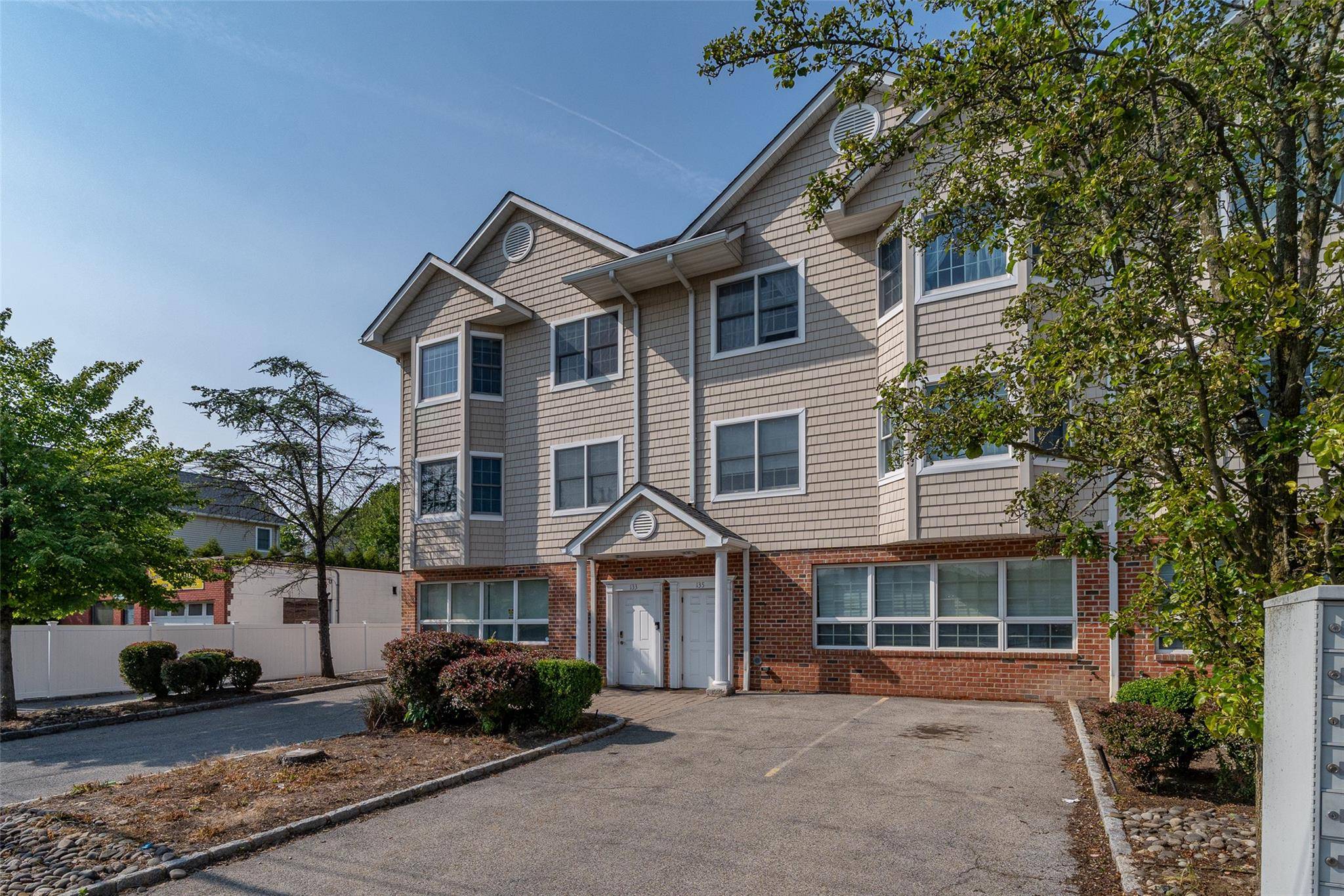 Scarsdale, NY 10583,135 Montgomery AVE