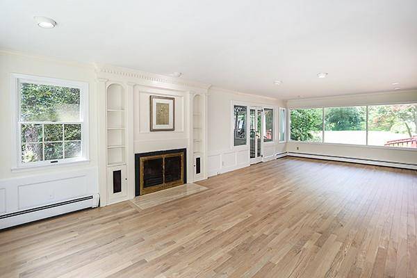 Woodbury, NY 11797,419 Woodbury RD