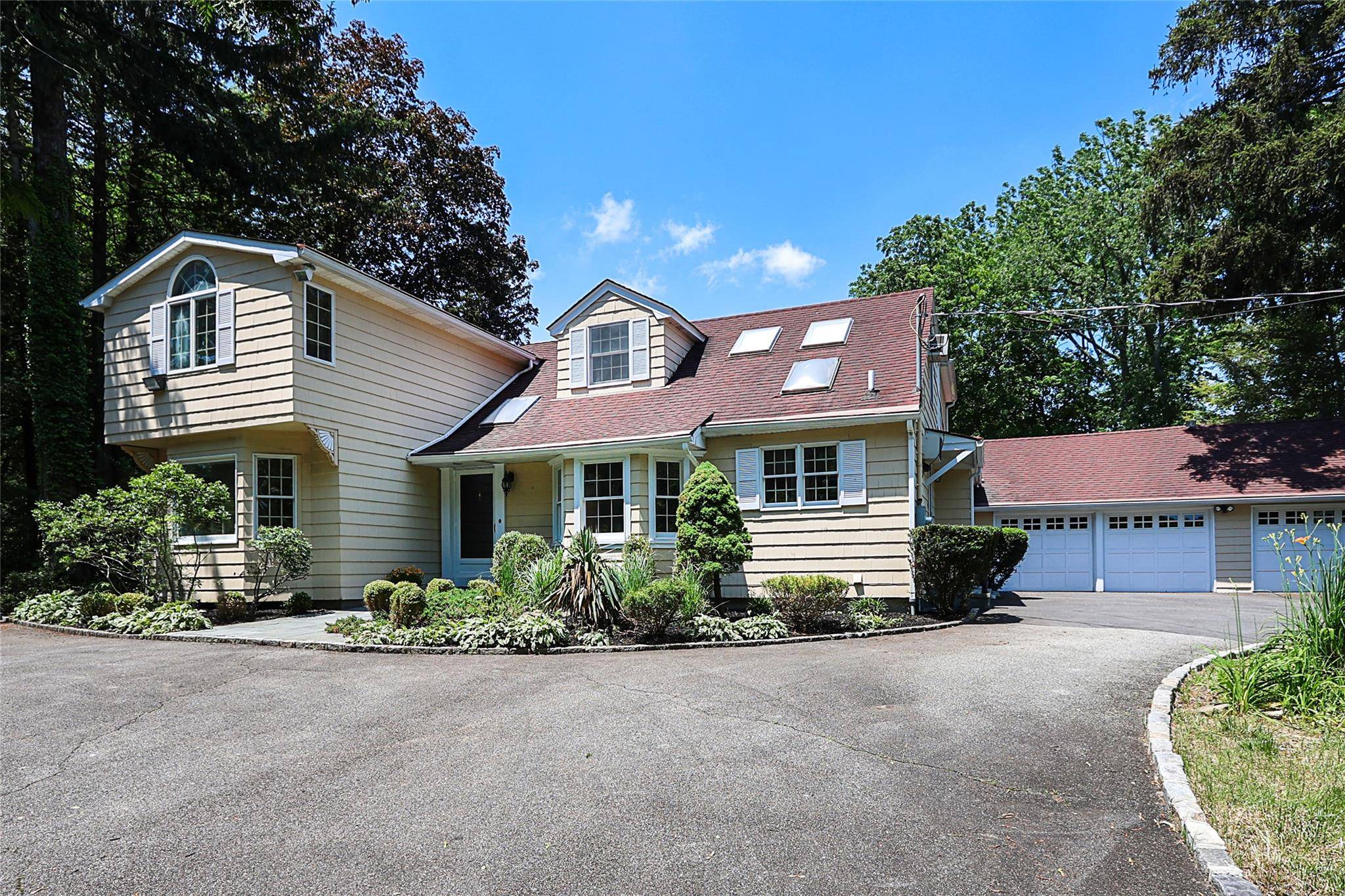 Woodbury, NY 11797,419 Woodbury RD