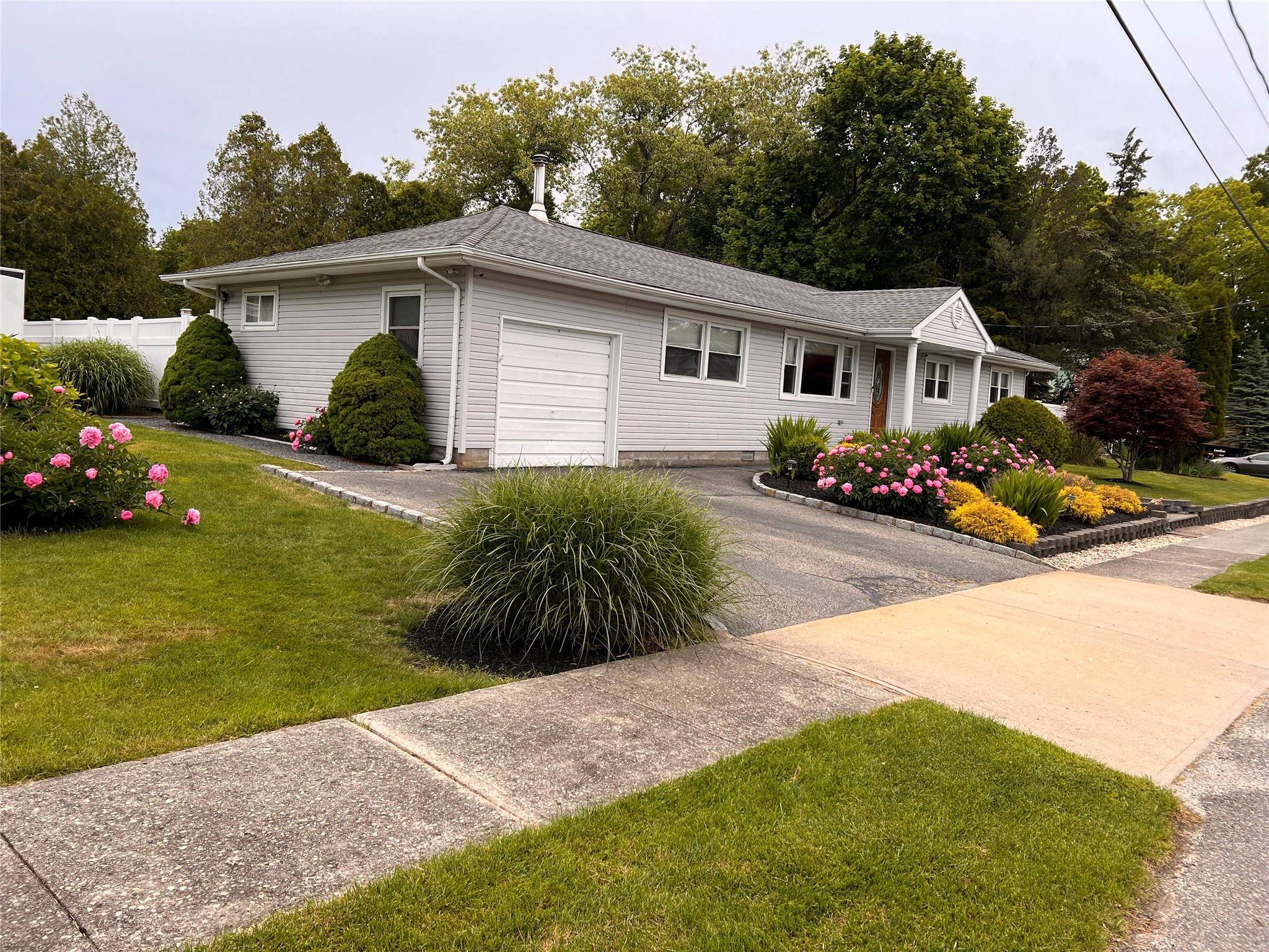 Center Moriches, NY 11934,2 Merritt LN