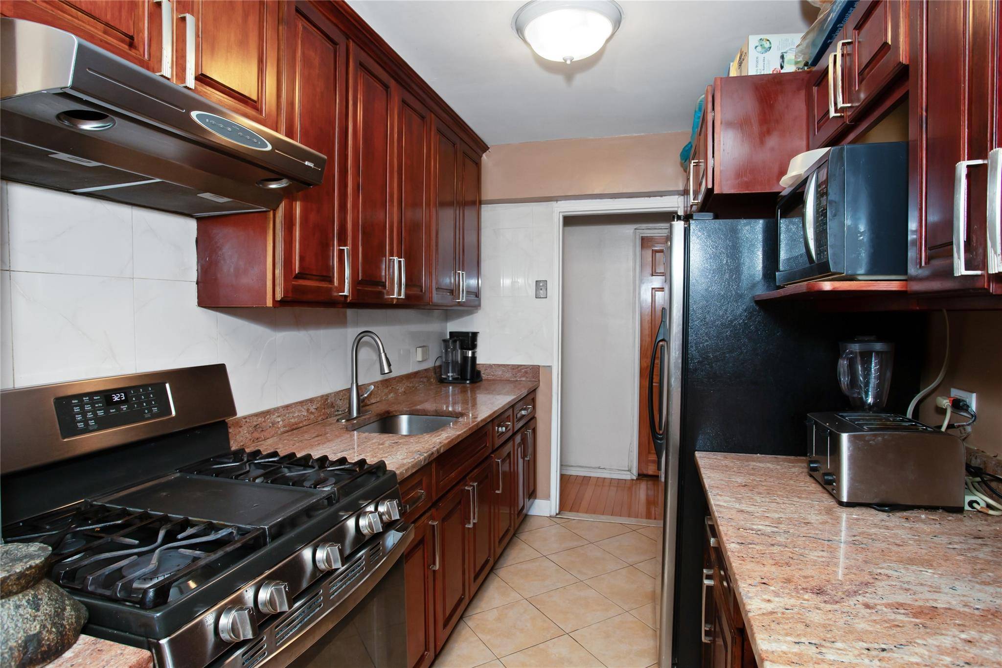 Elmhurst, NY 11373,83-37 Saint James AVE #2R