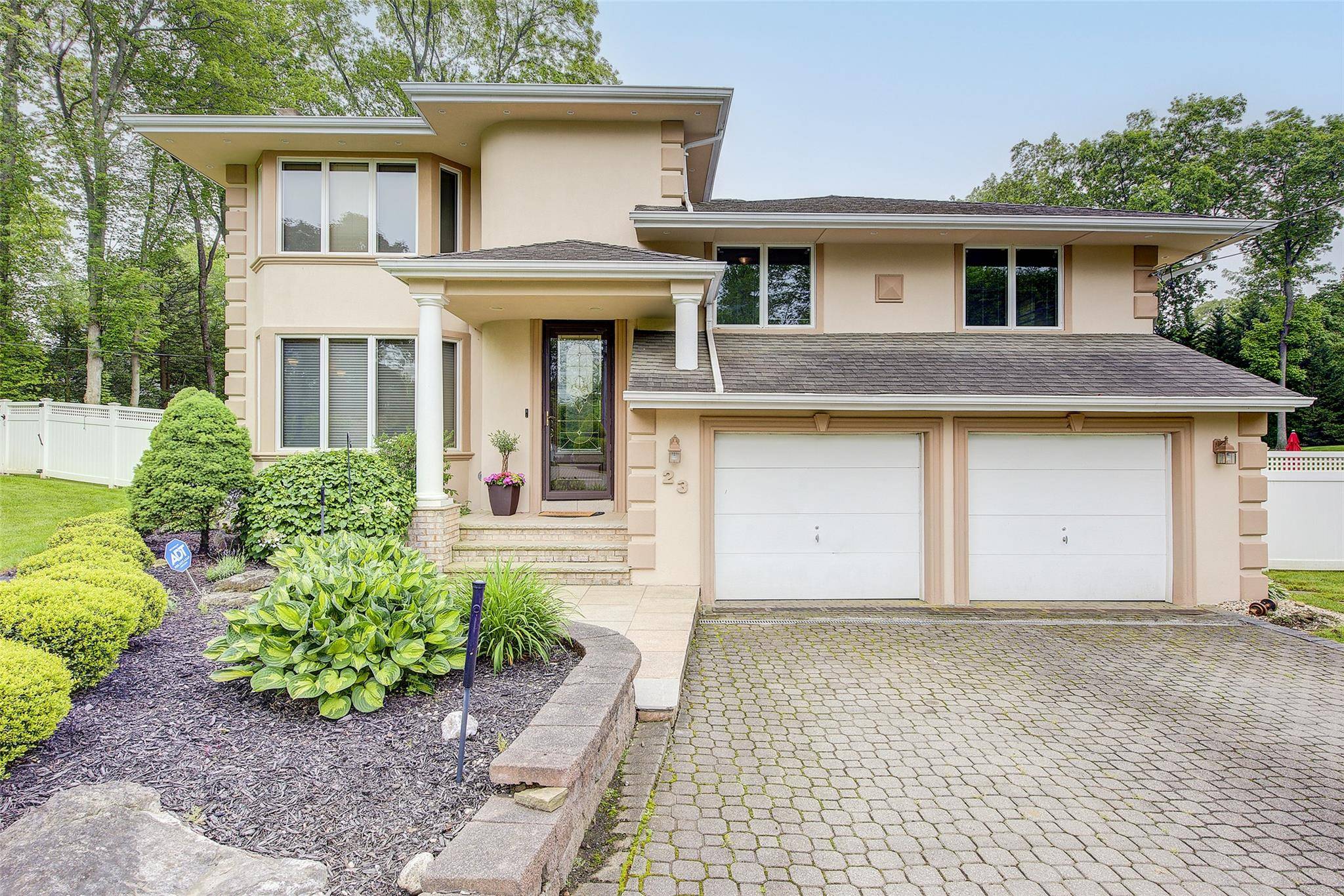 Dix Hills, NY 11746,23 Sandra DR
