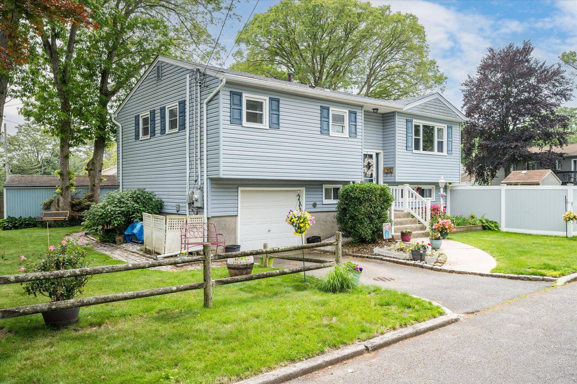 Melville, NY 11747,18 Rainer ST