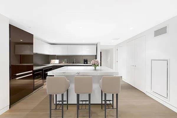 New York (manhattan), NY 10019,135 W 52nd ST #8D