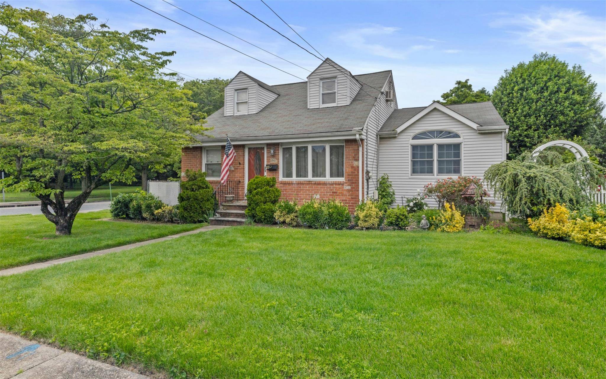 Mineola, NY 11501,84 Charles ST