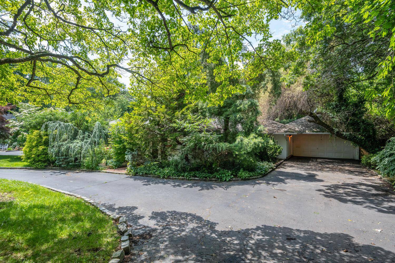 Roslyn Heights, NY 11577,61 Locust LN
