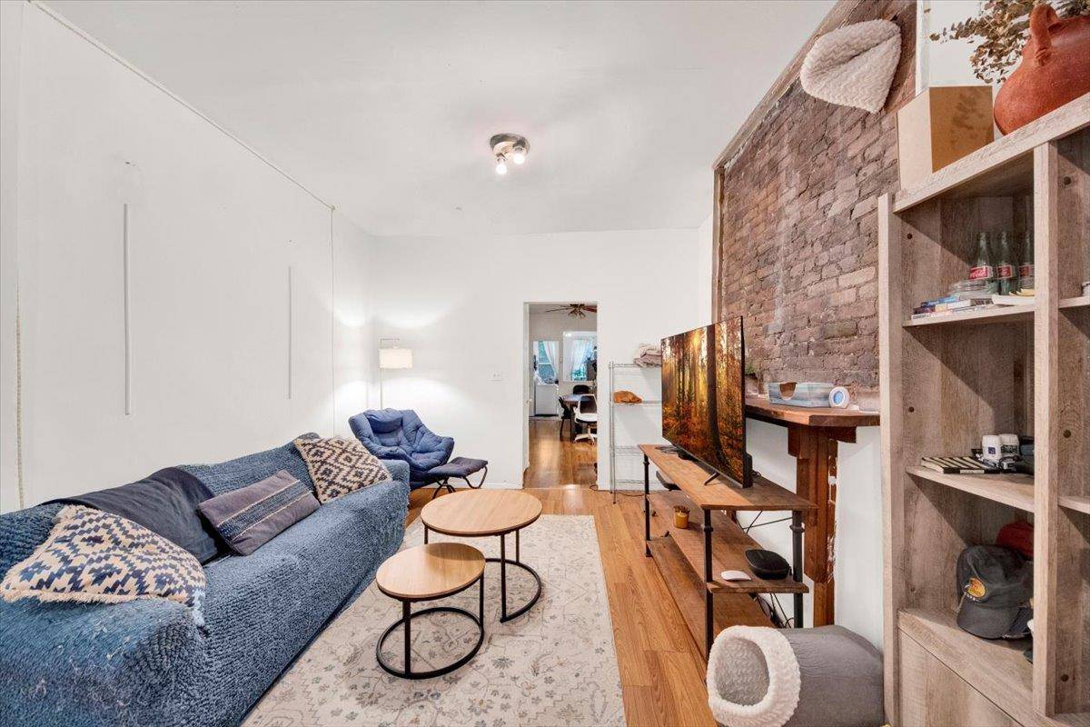 New York (manhattan), NY 10009,616 E 9th ST #2W