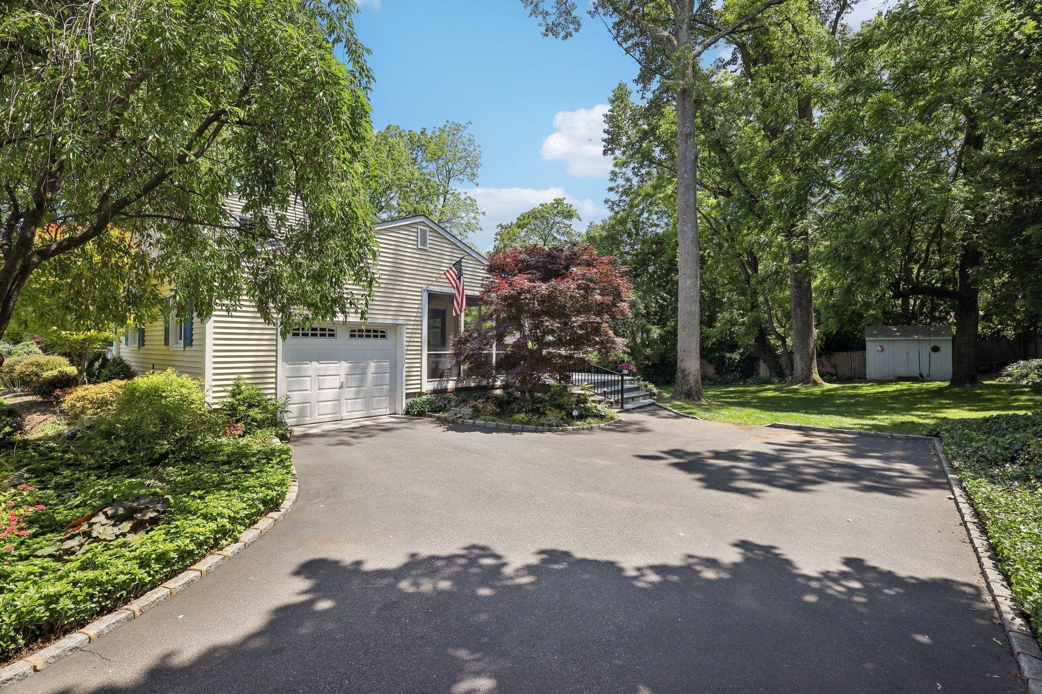 Centerport, NY 11721,10 Harned DR