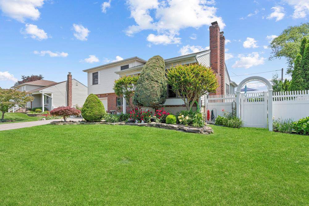 Syosset, NY 11791,129 Colony LN