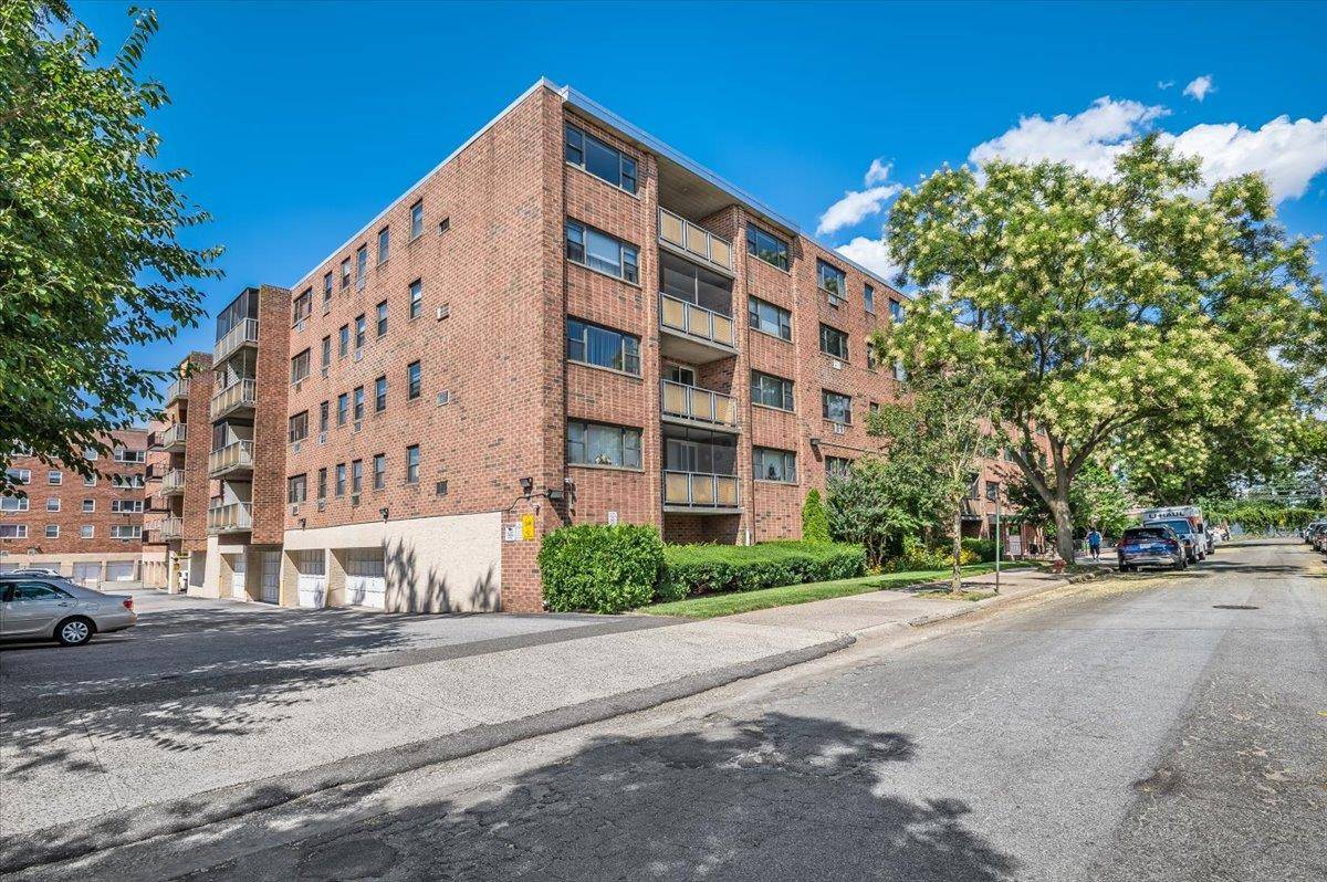 Mineola, NY 11501,100 Clinton AVE #4T