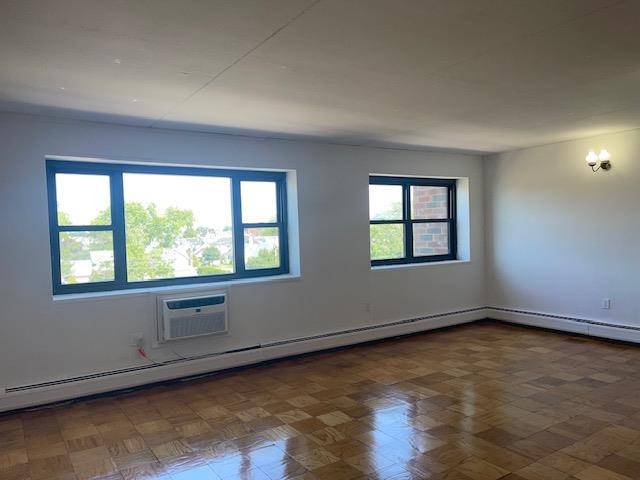 Mineola, NY 11501,100 Clinton AVE #4T