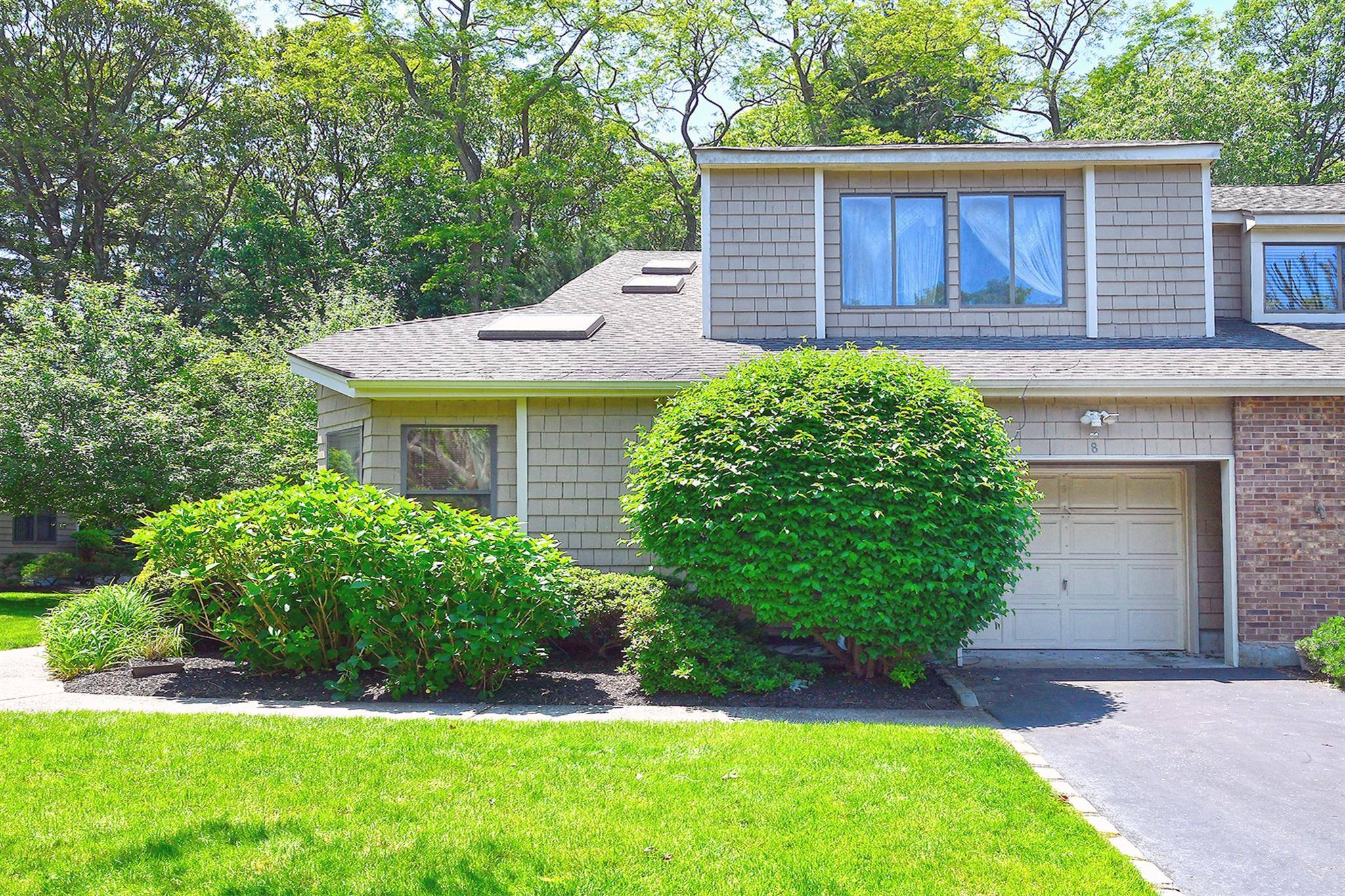 Melville, NY 11747,8 Whitman Ridge DR