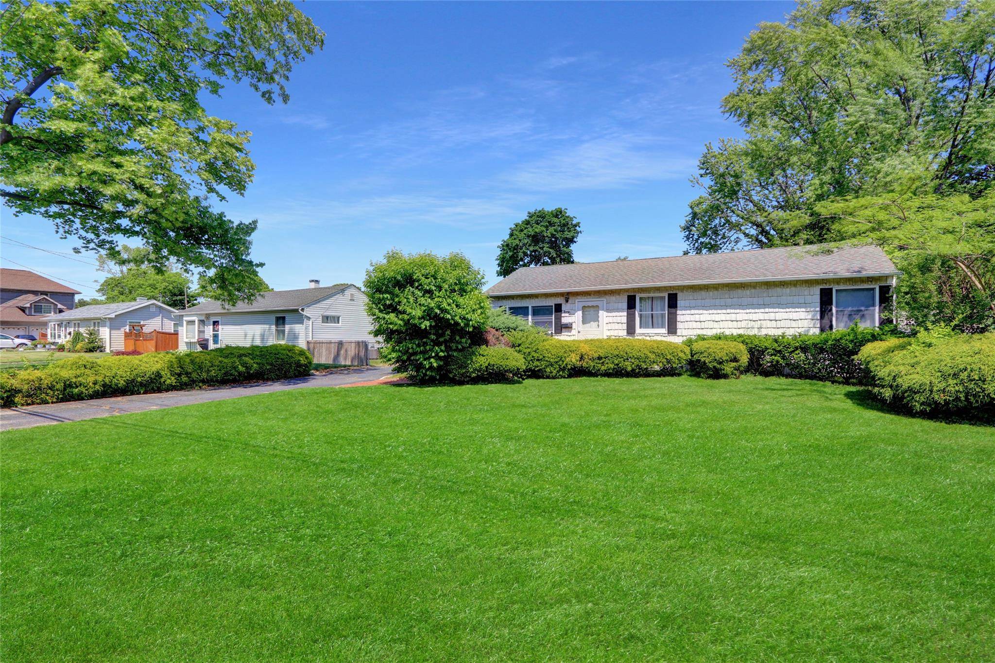 West Islip, NY 11795,27 Beatrice AVE