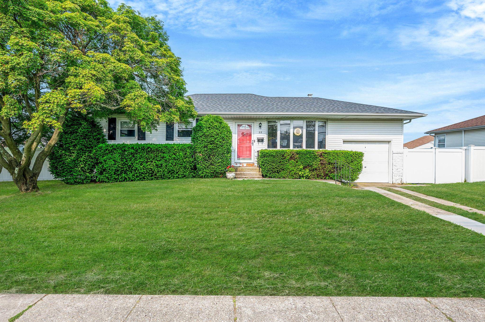 Babylon, NY 11703,22 Bluebell LN