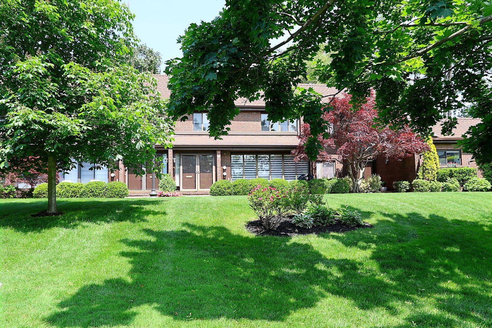Roslyn, NY 11576,41 Acorn Ponds DR