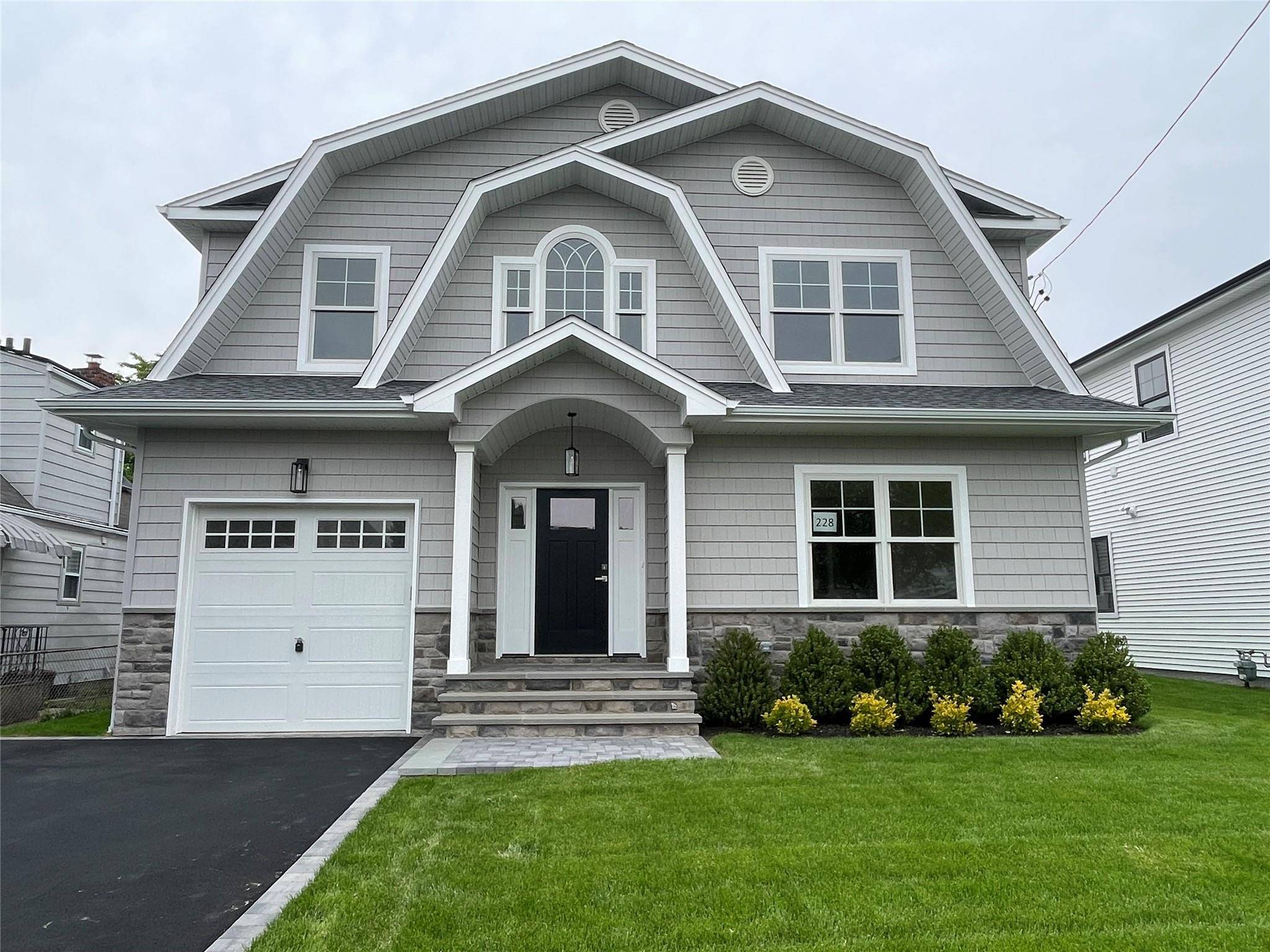Mineola, NY 11501,222 Latham RD