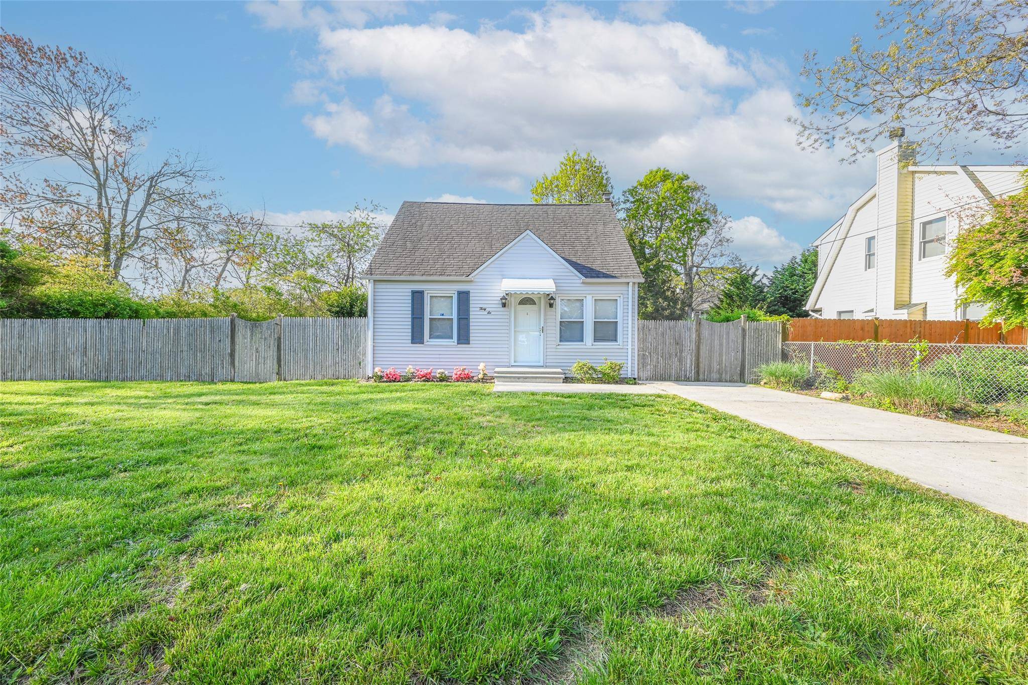 Shirley, NY 11967,36 Westminster DR