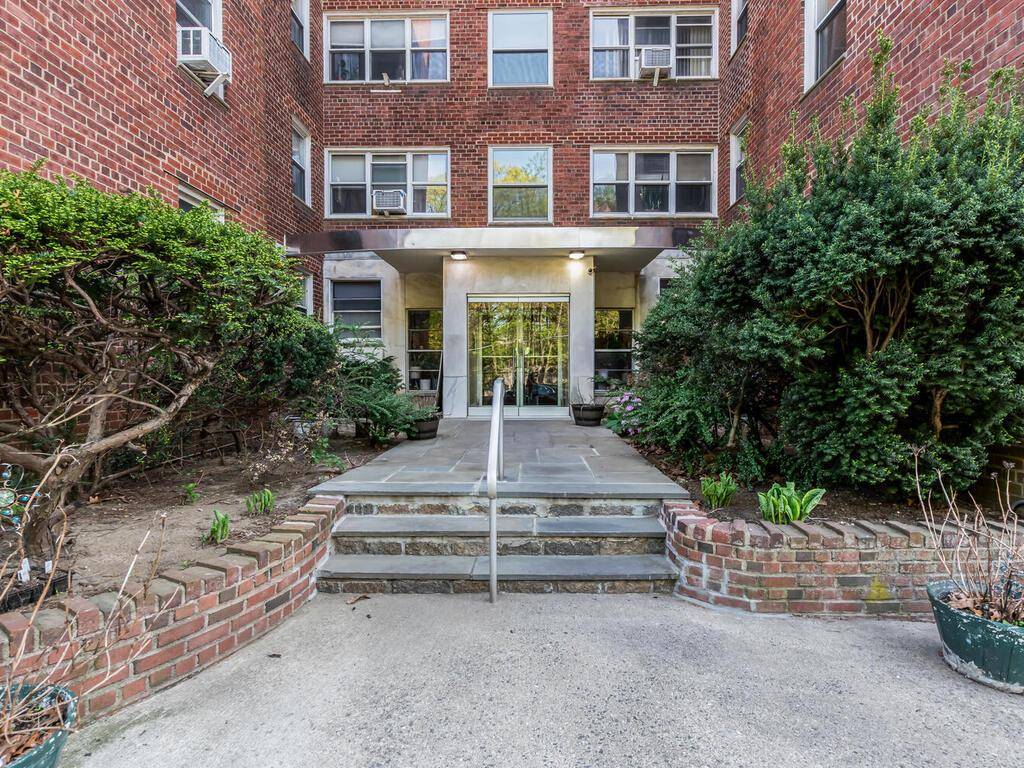 Bronxville, NY 10708,1234 Midland AVE #5C