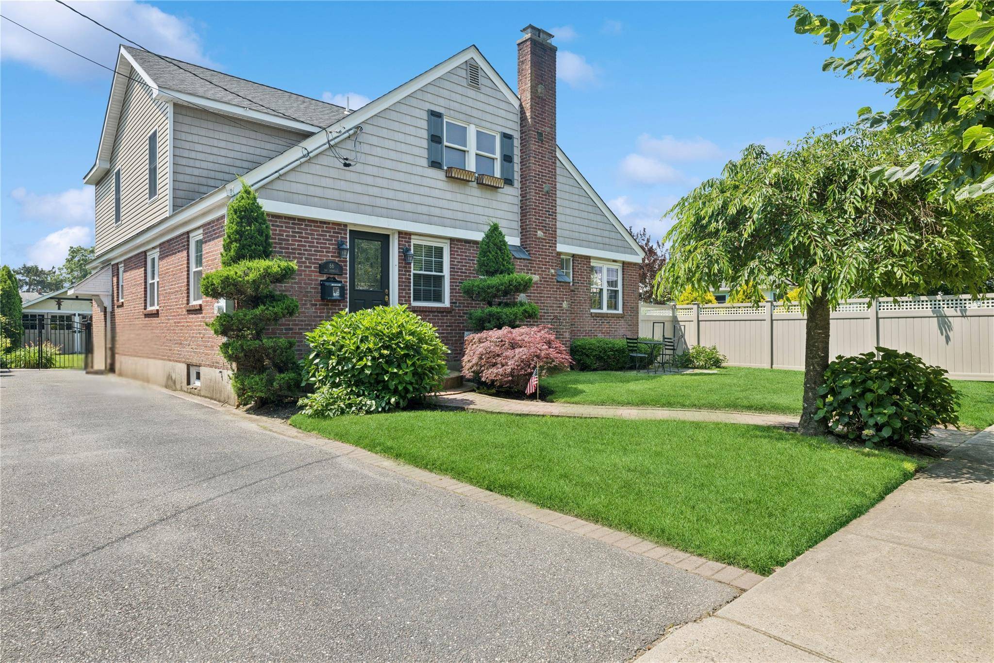 Babylon, NY 11702,66 Wyandanch AVE