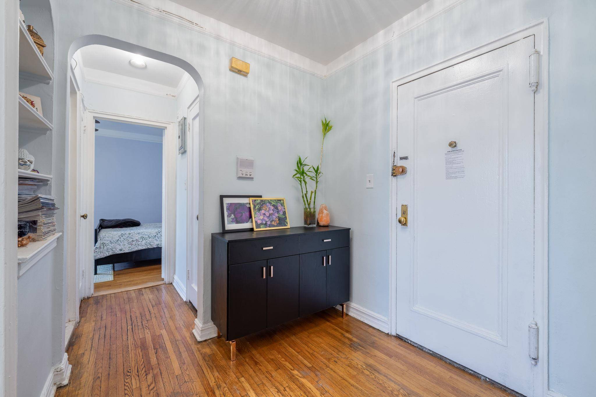 Jamaica Hills, NY 11432,84-49 168th ST #6L