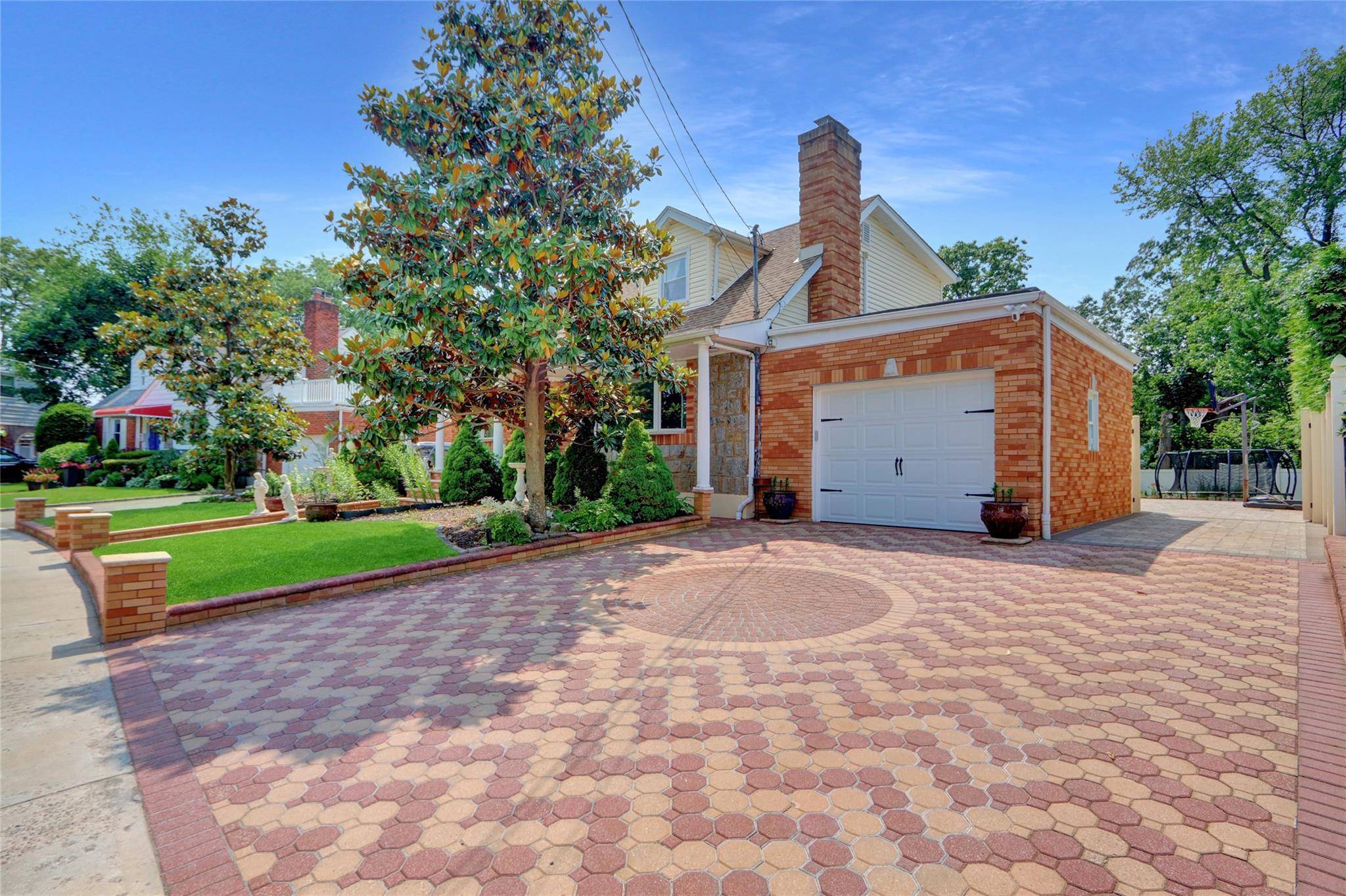 Valley Stream, NY 11580,46 Meadowbrook LN