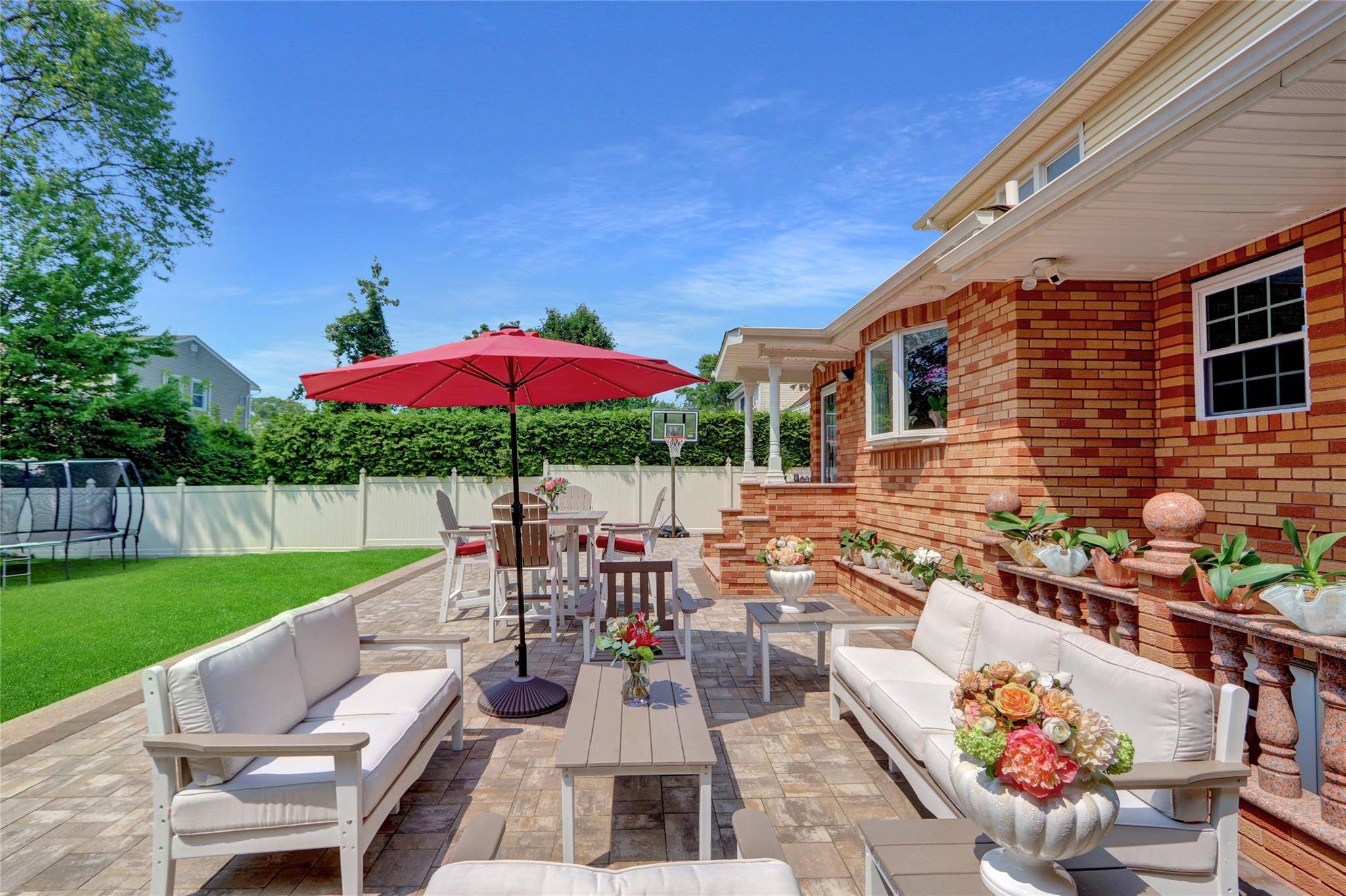 Valley Stream, NY 11580,46 Meadowbrook LN