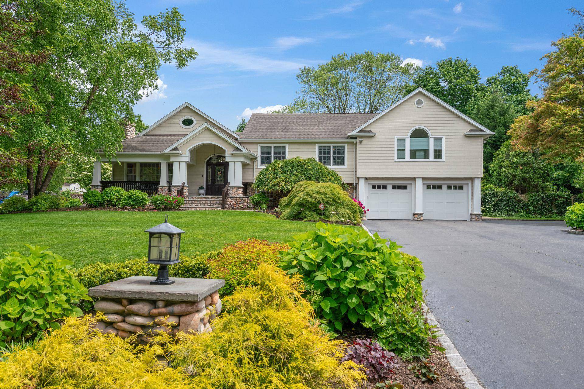 Huntington, NY 11743,30 Salem Ridge DR