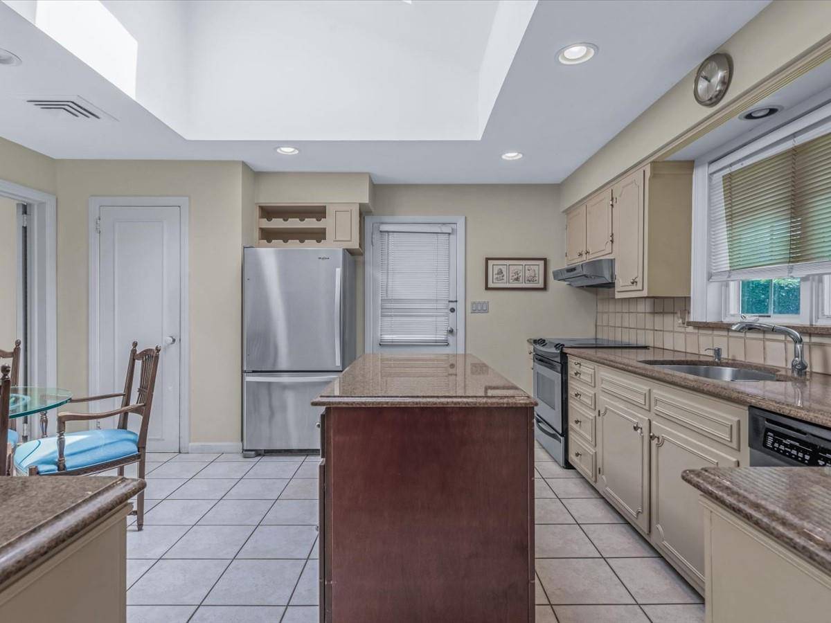 Roslyn, NY 11576,12 Pine DR