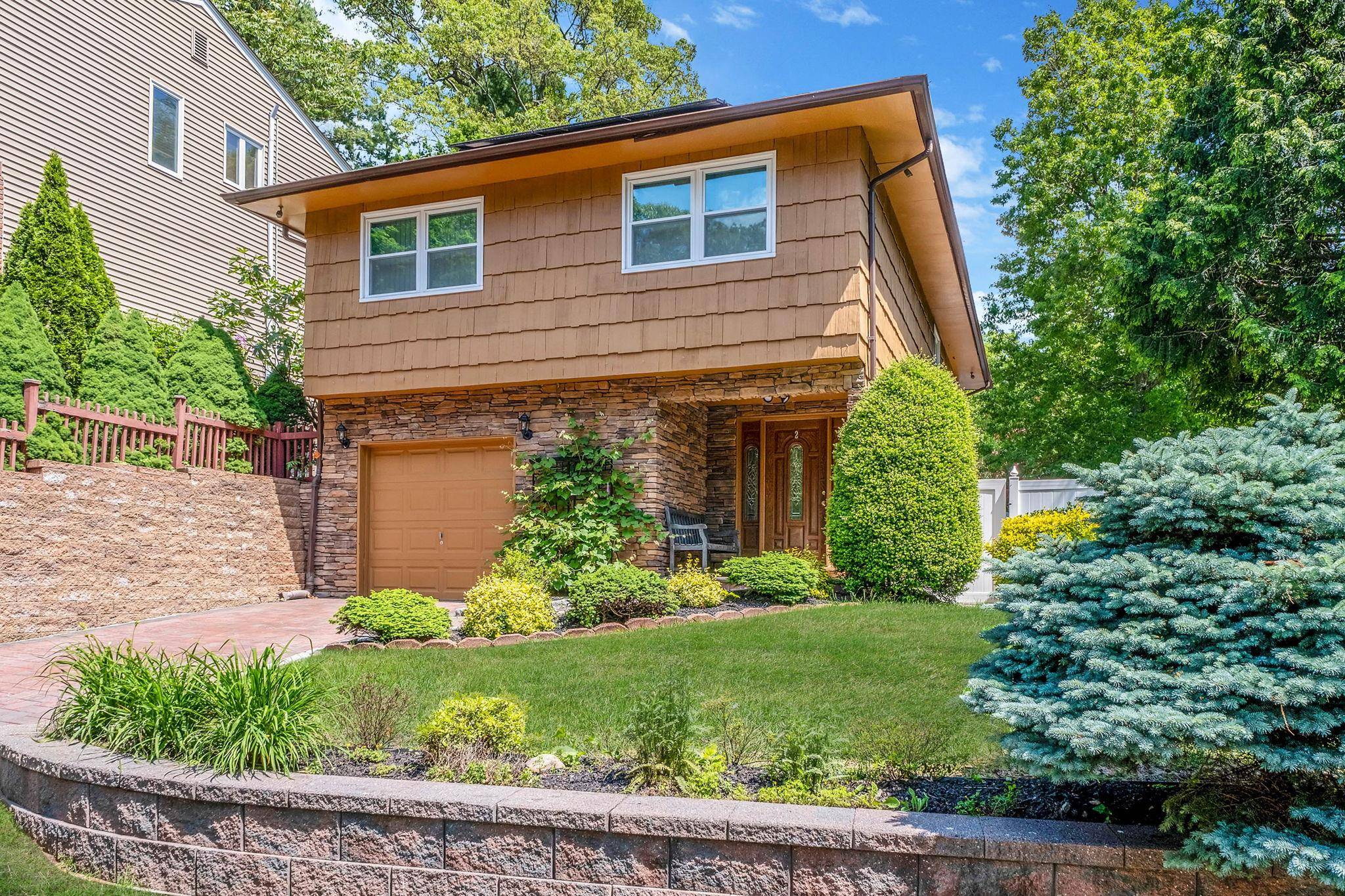 Huntington, NY 11743,2 Christa CT