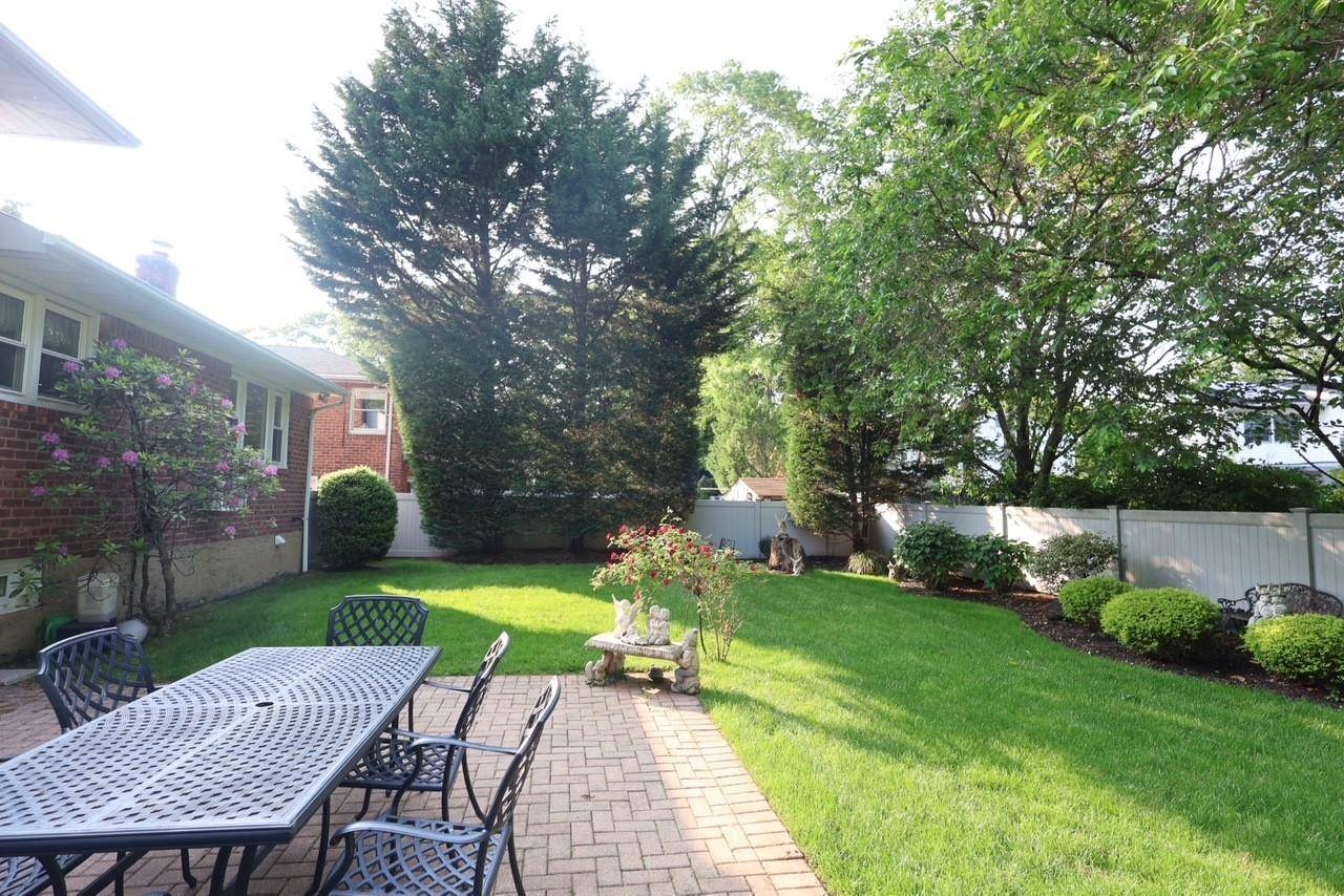 East Meadow, NY 11554,757 Leslie LN