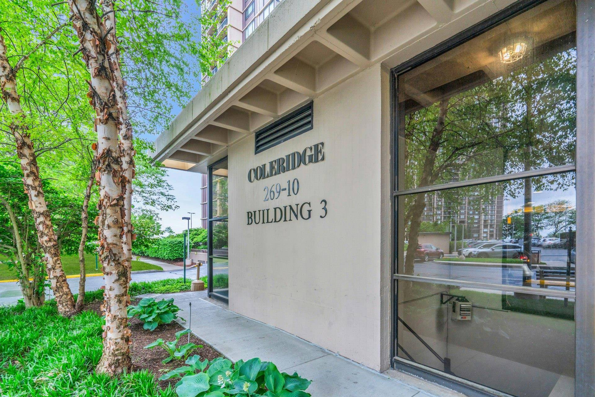 Floral Park, NY 11005,269-10 Grand Central Pkwy #32P