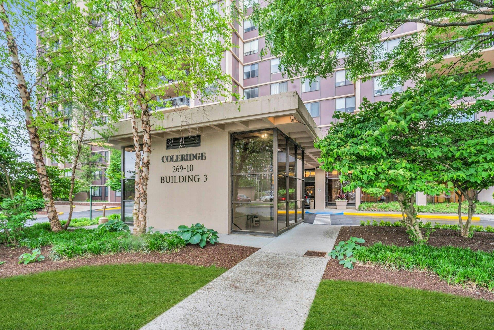 Floral Park, NY 11005,269-10 Grand Central Pkwy #32P