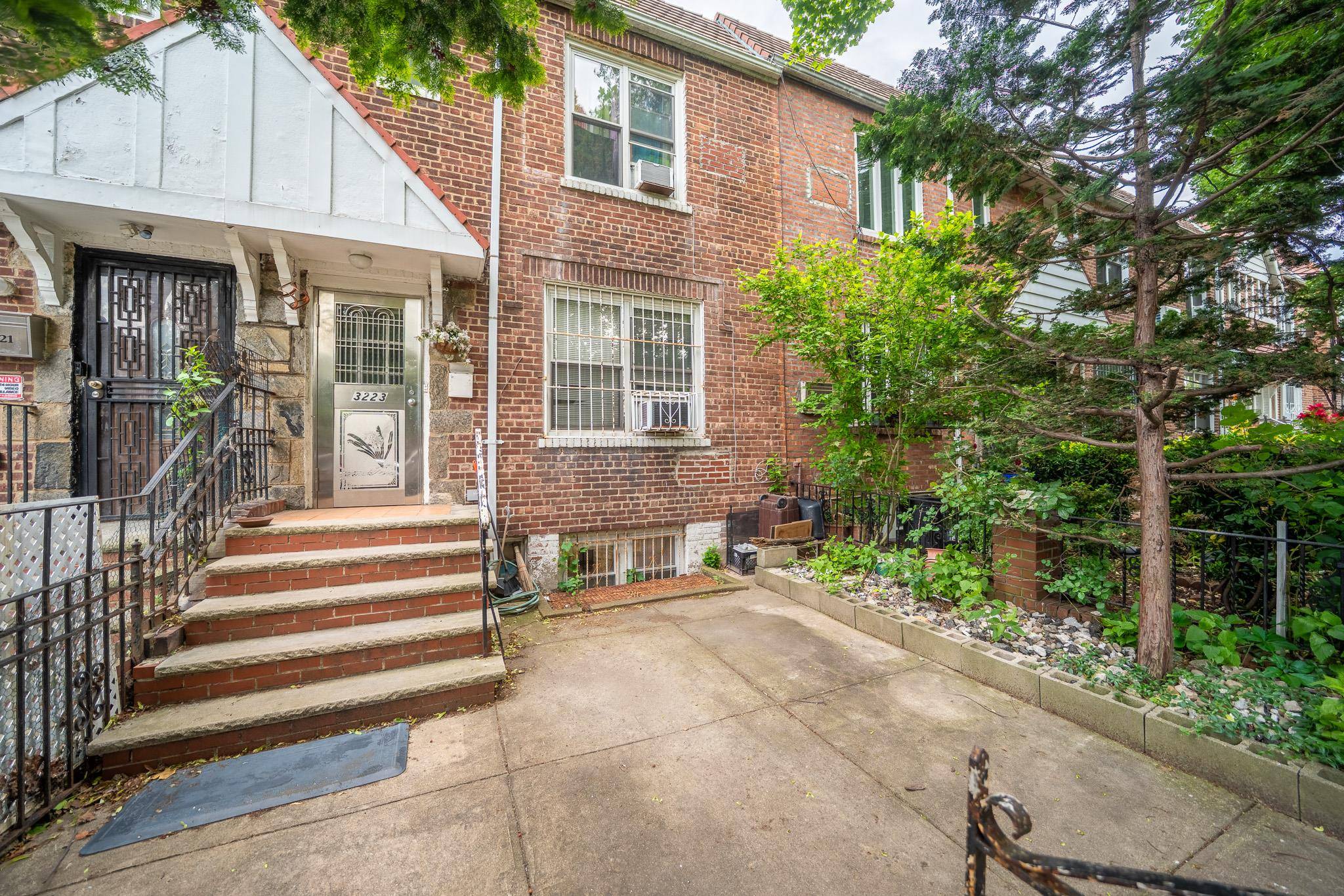 East Elmhurst, NY 11370,32-23 76th ST