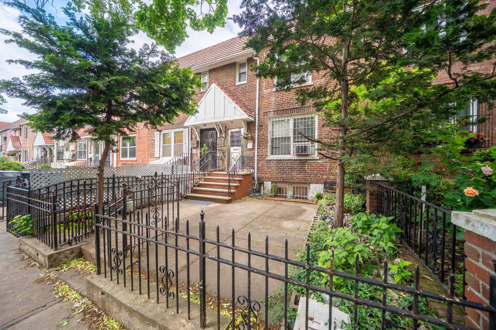 East Elmhurst, NY 11370,32-23 76th ST