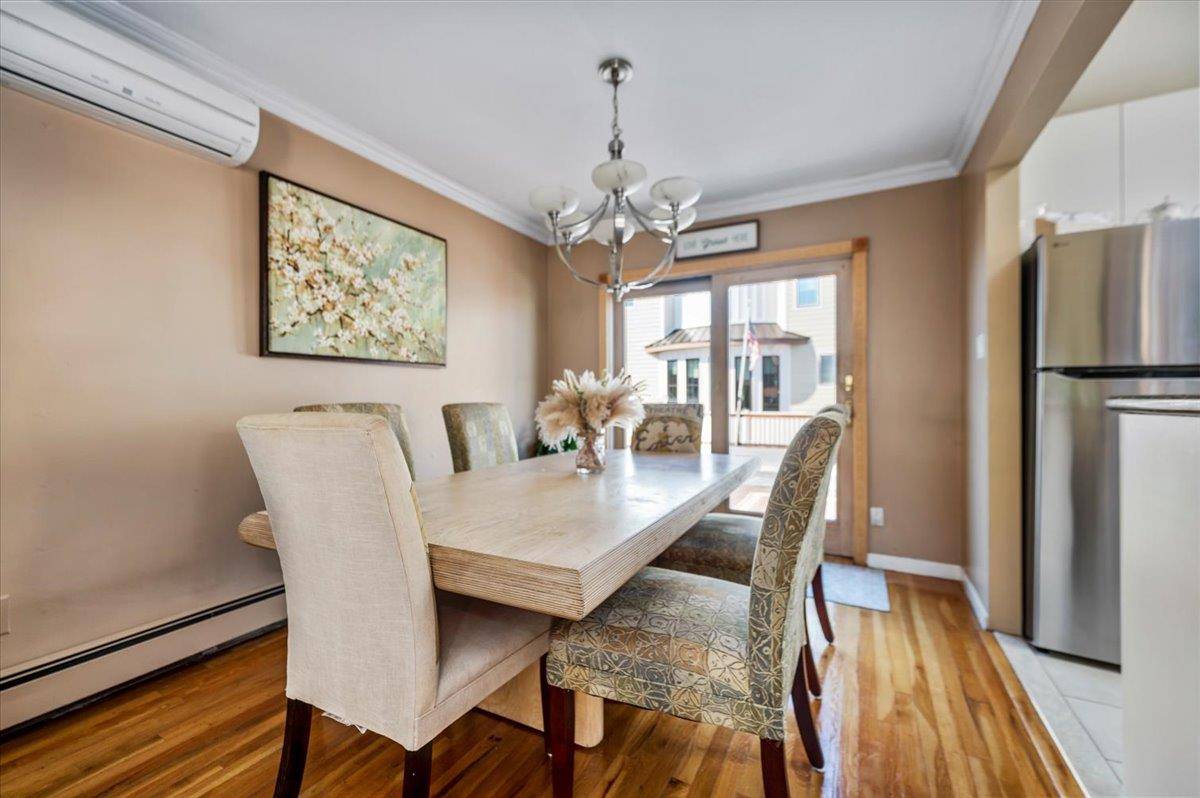 Inwood, NY 11096,22 Cheshire RD