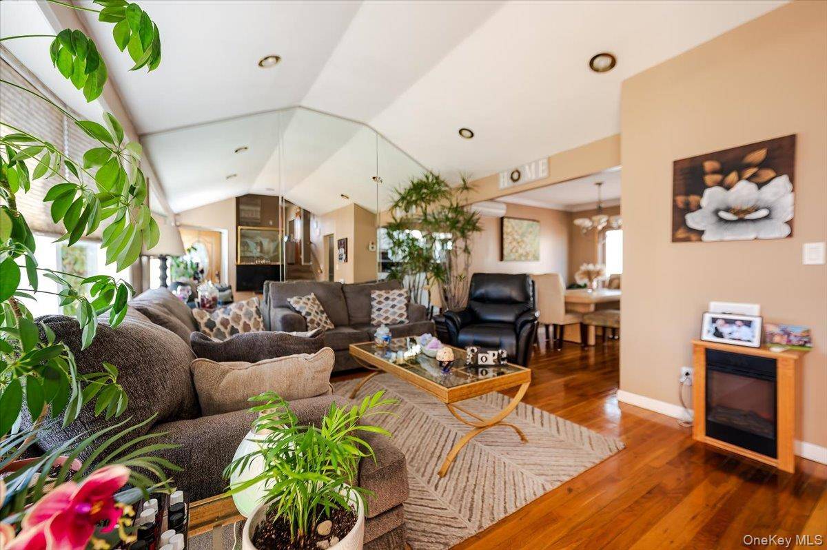 Inwood, NY 11096,22 Cheshire RD